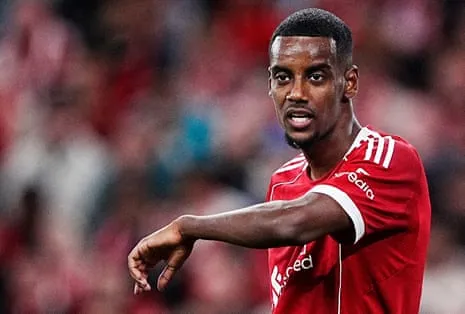 Isak's First Appearance Delivers Glamour Amid Evident Lack of Match Fitness